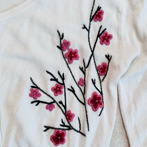 V.A.S. ~ Floral Embroidered White Sweater featuring a wide ribbed bottom - Picture 8 of 10
